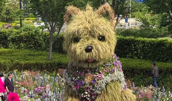 Shanghai's giant “messy dog” sculpture went viral before it even opened — and it's 3 stories tall