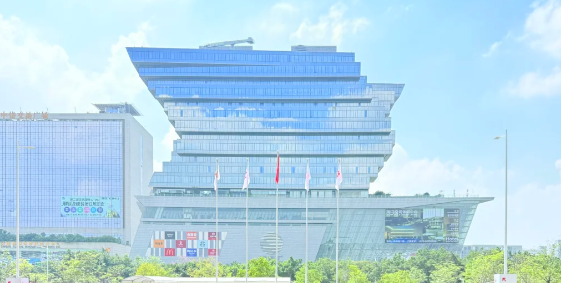 From AI Robots to TikTok-Ready Booths โ Gen-Z Energy Takes Over Chinaโs Biggest Trade Fair ๐