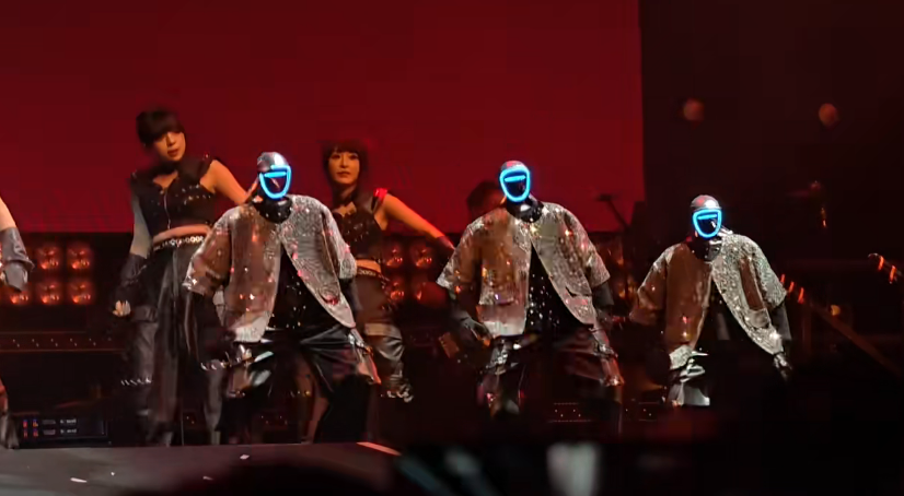 What?! Wang Leehom Brought Robots on Stage as Backup Dancers 🤖