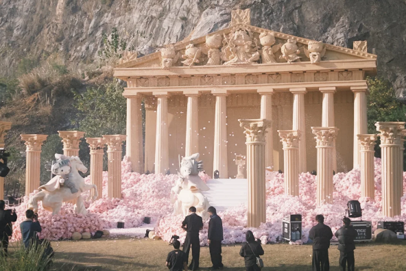 A man in Hangzhou just built a Hello Kitty Parthenon… to propose to his girlfriend 😭💍