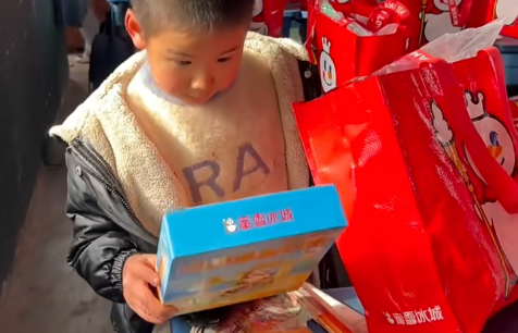He Took One Sip, Then Gave It to His Sister — Mixue Stepped In With 300 Gifts