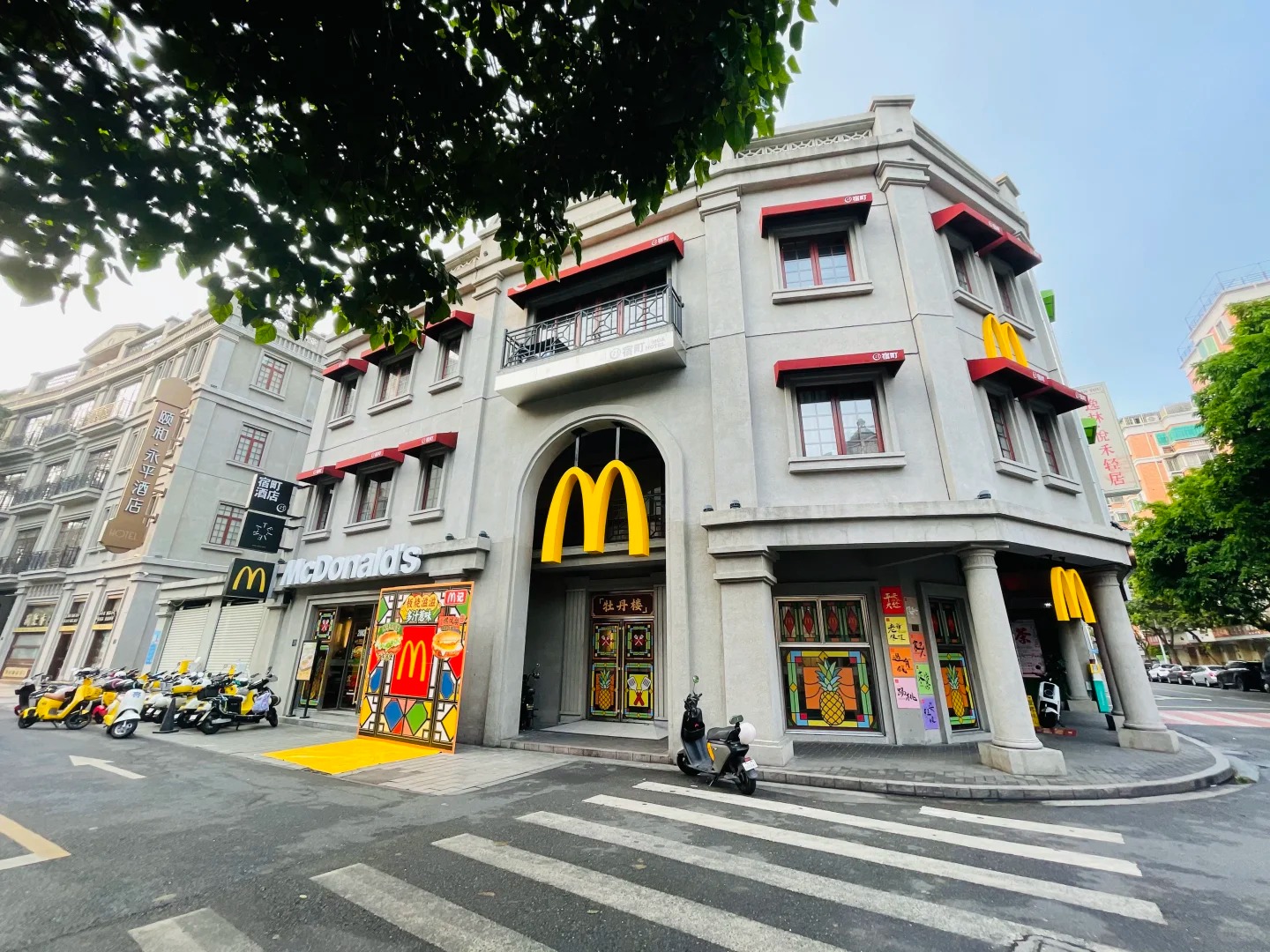 This McDonald's in Guangzhou cosplayed as a Cantonese restaurant and brought a classic local joke to life