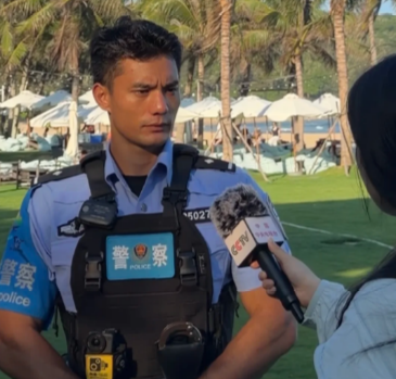 Policeman on Vacation in Hainan Jumps Into Sea to Save Kids, Goes Viral