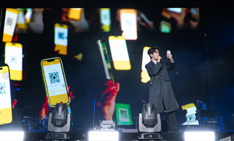 Singer gives out money on stage, audience raises the wrong QR codes
