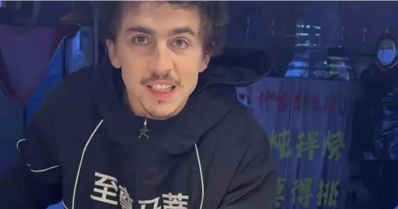 Famous American actor Timothée Chalamet spotted selling moldy tofu on a Chengdu street stall