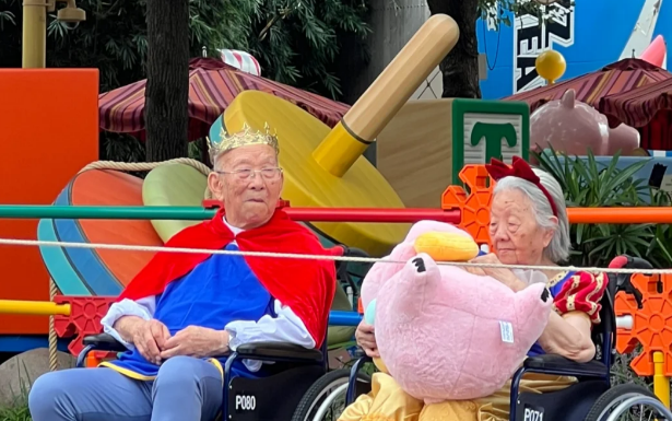 80+ Grandpa and Grandma Bring Real-Life Fairytale to Shanghai Disneyland ๐๐ฐ๐ฅน