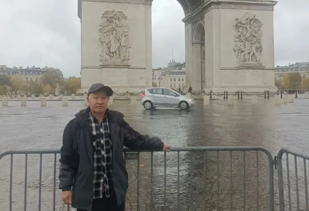 A Chinese uncle’s no-filter Paris photos triggered the ultimate social media vs reality moment