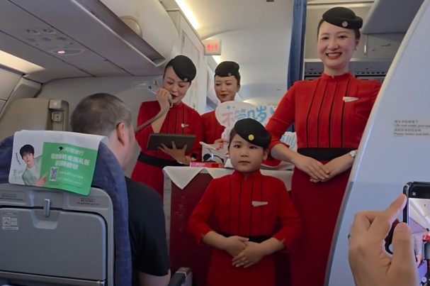 Sichuan Airlines let kids become “little flight attendants” for Children’s Day