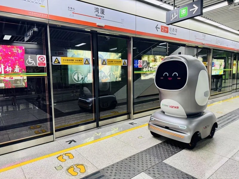 Shenzhen Now Uses Robots on the Subway to Restock 7-Eleven