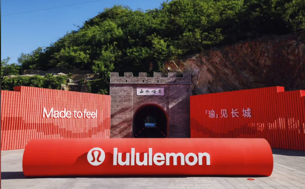 2,000 People Did Yoga on China's Great Wall Because Lululemon Went All Out