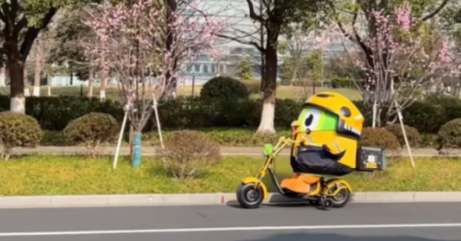 Duolingo’s owl just quit… and became a Meituan delivery rider 🛵